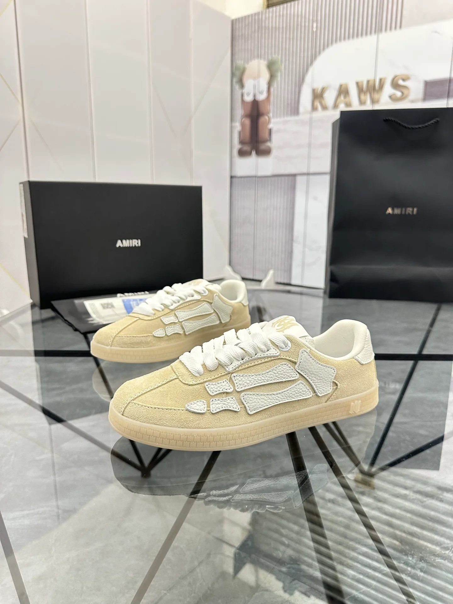 Men's shoes: 💰P600¥ Top quality in Guangzhou Product trademark: AMIRI* "Amir*" low-top casual shoes Regular size: 39-44 (can be customized to 45) Product material: Upper imported first-layer cowhide spliced ​​nubuck leather, breathable lining, original outsole. Number: 525